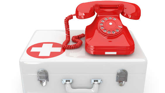 Rød telefon på nødhjælpekasse